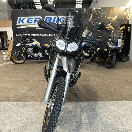 Voge 300 Rally grise mate 4T de face vendu en occasion chez Kerbike