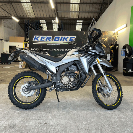 Voge 300 Rally grise mate 4T vendu d'occasion chez Kerbike de profil (droit)