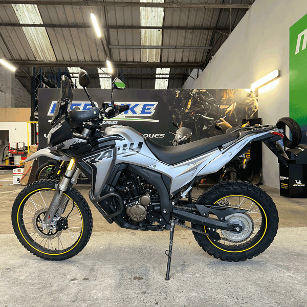 Voge 300 Rally grise mate 4T vendu d'occasion chez Kerbike de profil (Gauche)